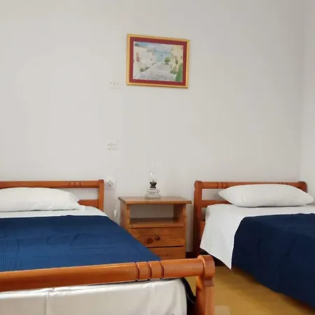 Arhontiko Hostal *